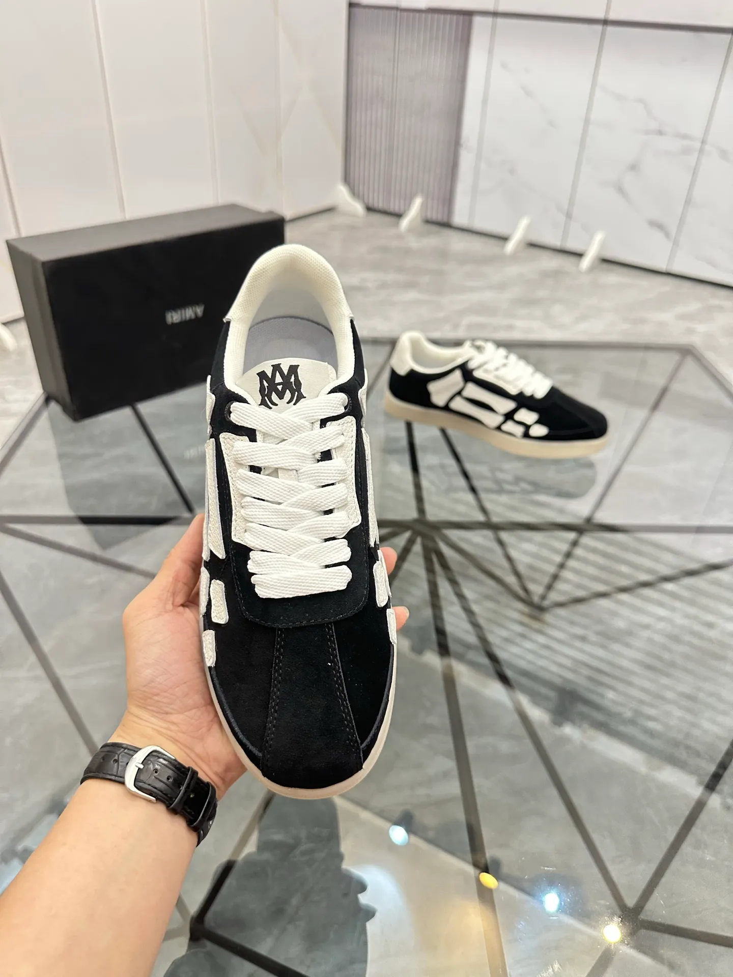 Men's shoes: 💰P420¥ Product trademark: AMIRI* "Amir*" low-top casual shoes Regular size: 38-45 (can be customized to 46) Product material: imported nubuck leather upper, breathable lining, original outsole. Number: 001